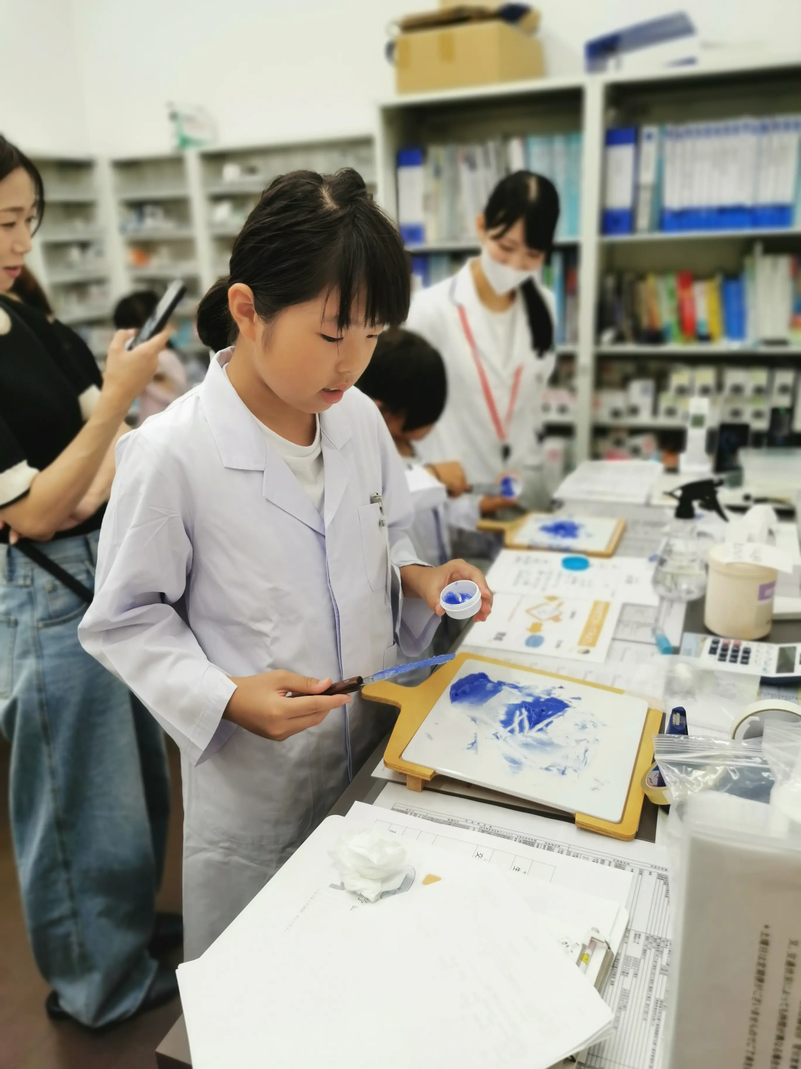 さきちゃん☆
いつももらう塗り薬や飲み薬がこんな風に準備されてるんだと感動しました。薬剤師になるためには算数と理科をがんばるといいよとアドバイスもらいました！
