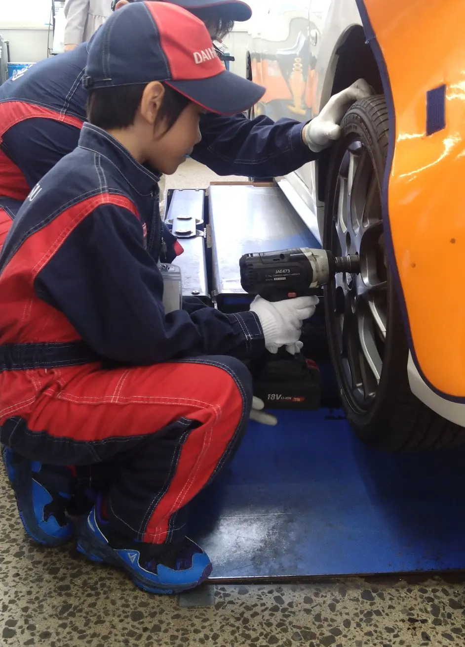 せーちゃん
車には考えていたよりたくさんの部品が使われていてびっくりした。
タイヤがしっかりついたか確認するのにけっこう力が必要で大変だった。
楽しかった。