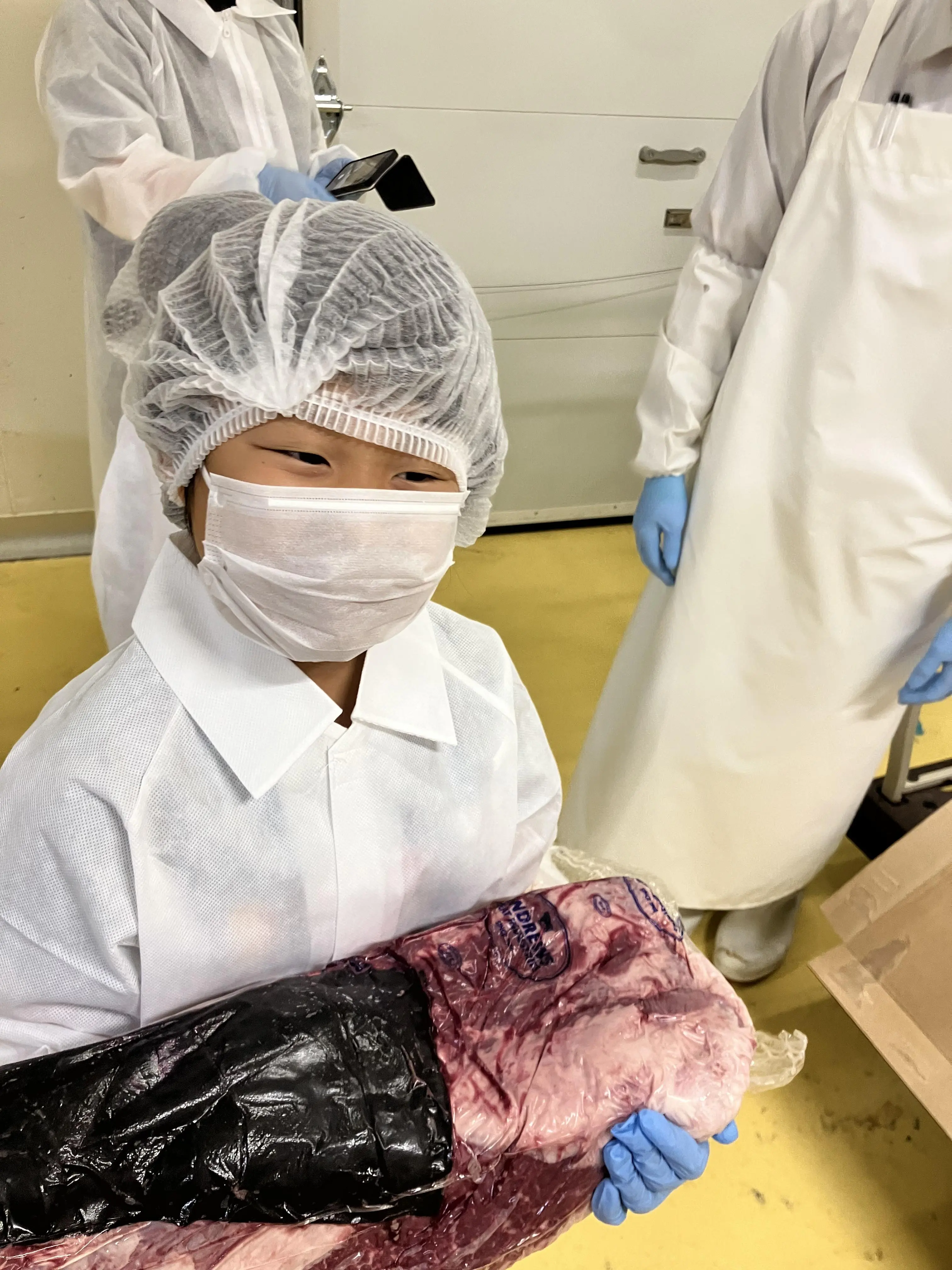 七奈見君
お肉の仕事のことについて知れて嬉しかったです。大きなお肉を持ったり、お肉を作ったりするのが楽しかったです。楽しかったのでまたしたいと思いました。寒かったです。新しい発見ができました。他にもいろいろなことに挑戦して楽しかったです。もっとお肉のことを知りたいです。楽しかったです。