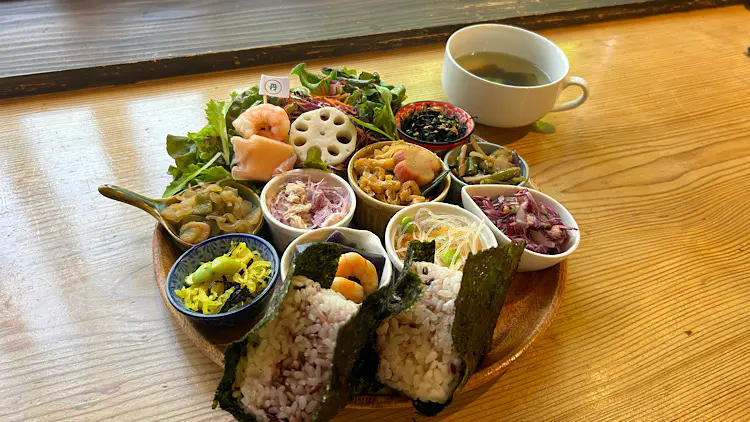 雑穀米おむすびヘルシープレート　1300円