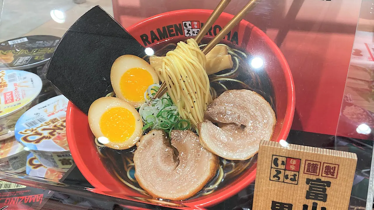 氷見うどん、ブラックラーメン、大門素麺、かまぼこ…富山グルメをお持ち帰り！富山駅前の土産物店「ととやま」で2023年に一番売れたのは？【加工食品部門】