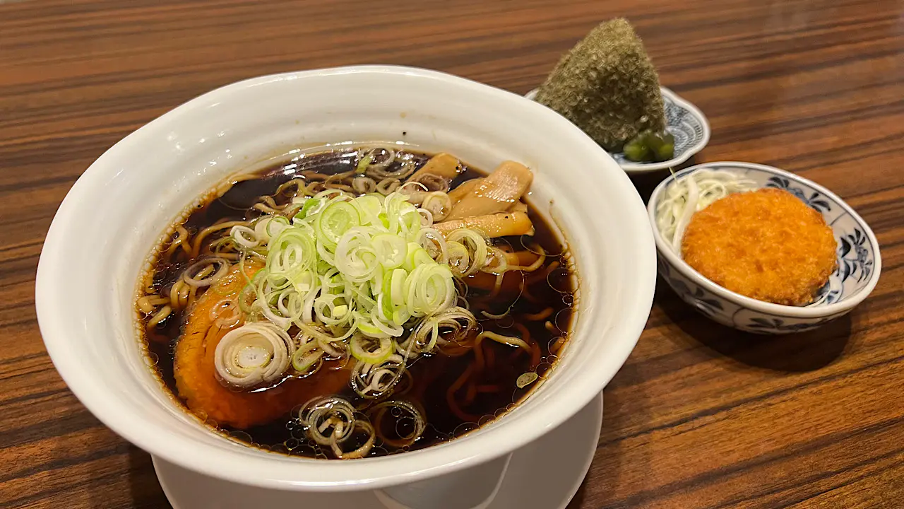 「誰でもおいしく食べられるブラックラーメンを！」とんこつベースでゼロから作り上げた高岡の新しい富山ブラック【らぁめん次元】