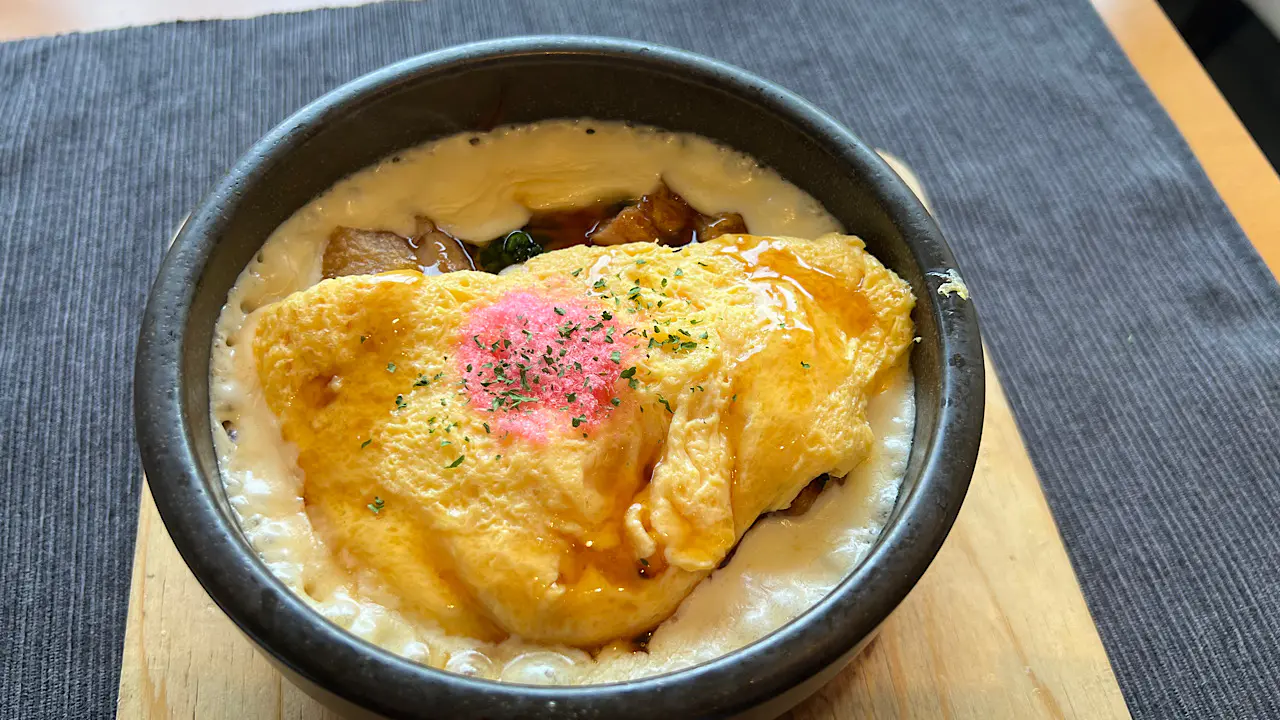 最後までアツアツ！ボリュームたっぷり石焼き鍋のふわとろオムライス