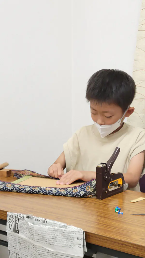 タクシー
飾り畳を作る体験をしました。ホッチキスでとめるのは力が必要で難しかったけど楽しかったです。