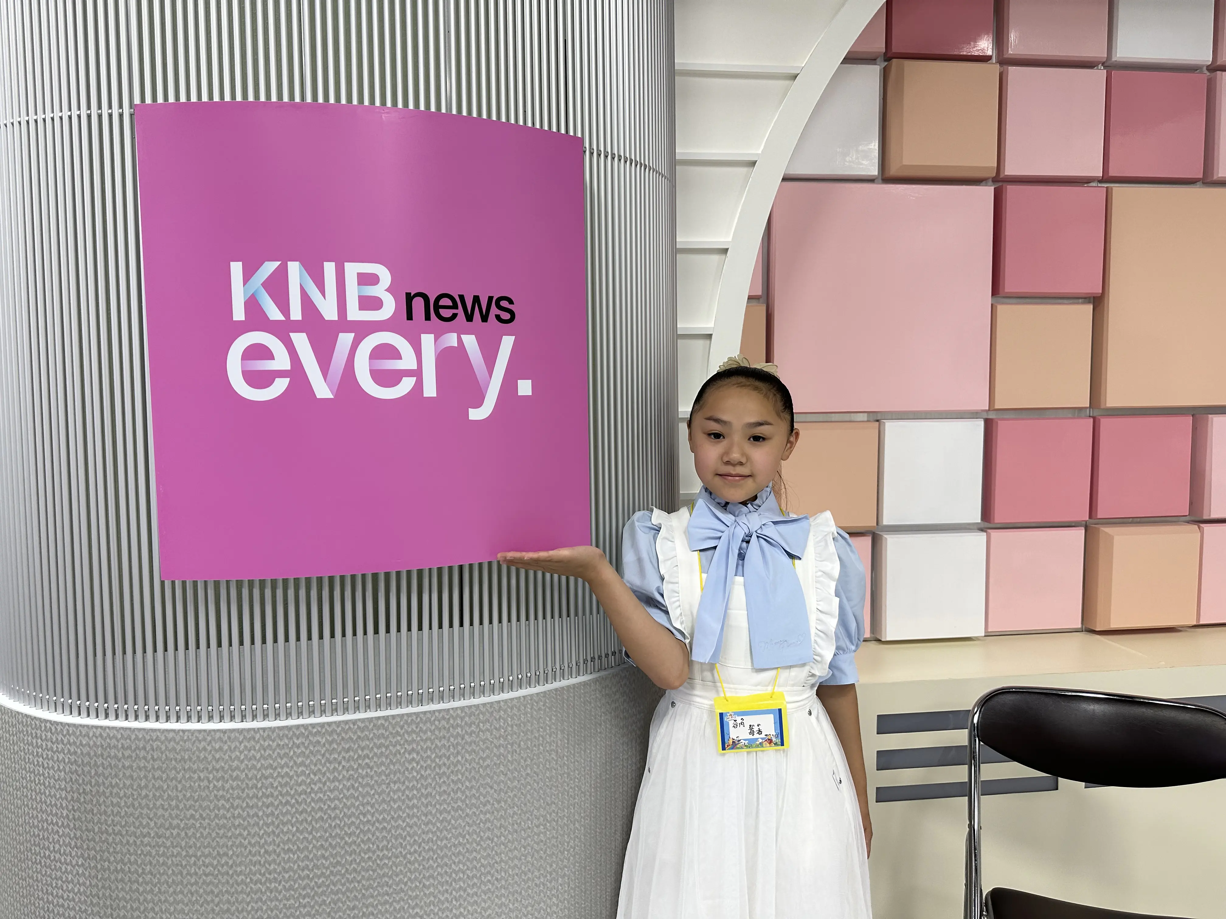 まいまい
実際にテレビを撮影しているスタジオに入らせてもらいニュースを読んだけれど、とても緊張しました。ラジオ番組にも出演させてもらったり、ジングルの収録を体験させてもらい、とても有意義な時間でした。


