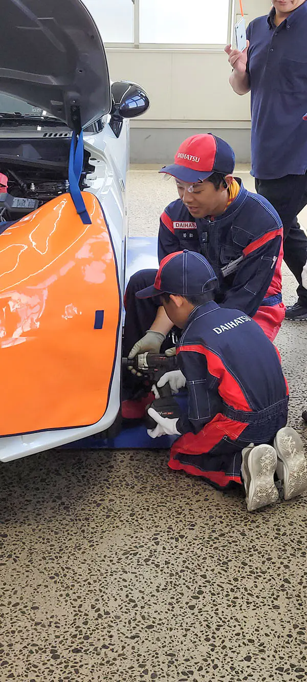 タクシー
車のオイルを点検したり、タイヤをはずしたり、タイヤの溝をはかったり楽しかったです。最後に車に乗せてもらえて嬉しかったです。