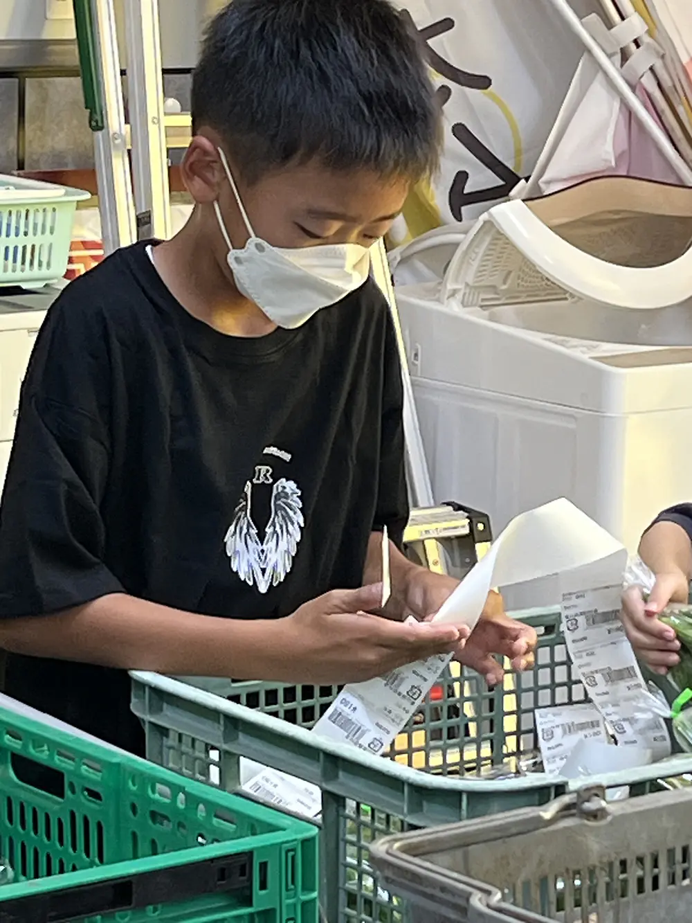 ネイマール
野菜に値札を貼る時にシワになるとレジでバーコードが上手く読み取れないと聞いて、野菜はデコボコしてるから大変だなと思いました。レジも普段触らないので楽しかったけど、お客さんが並んでると少し焦りました。

