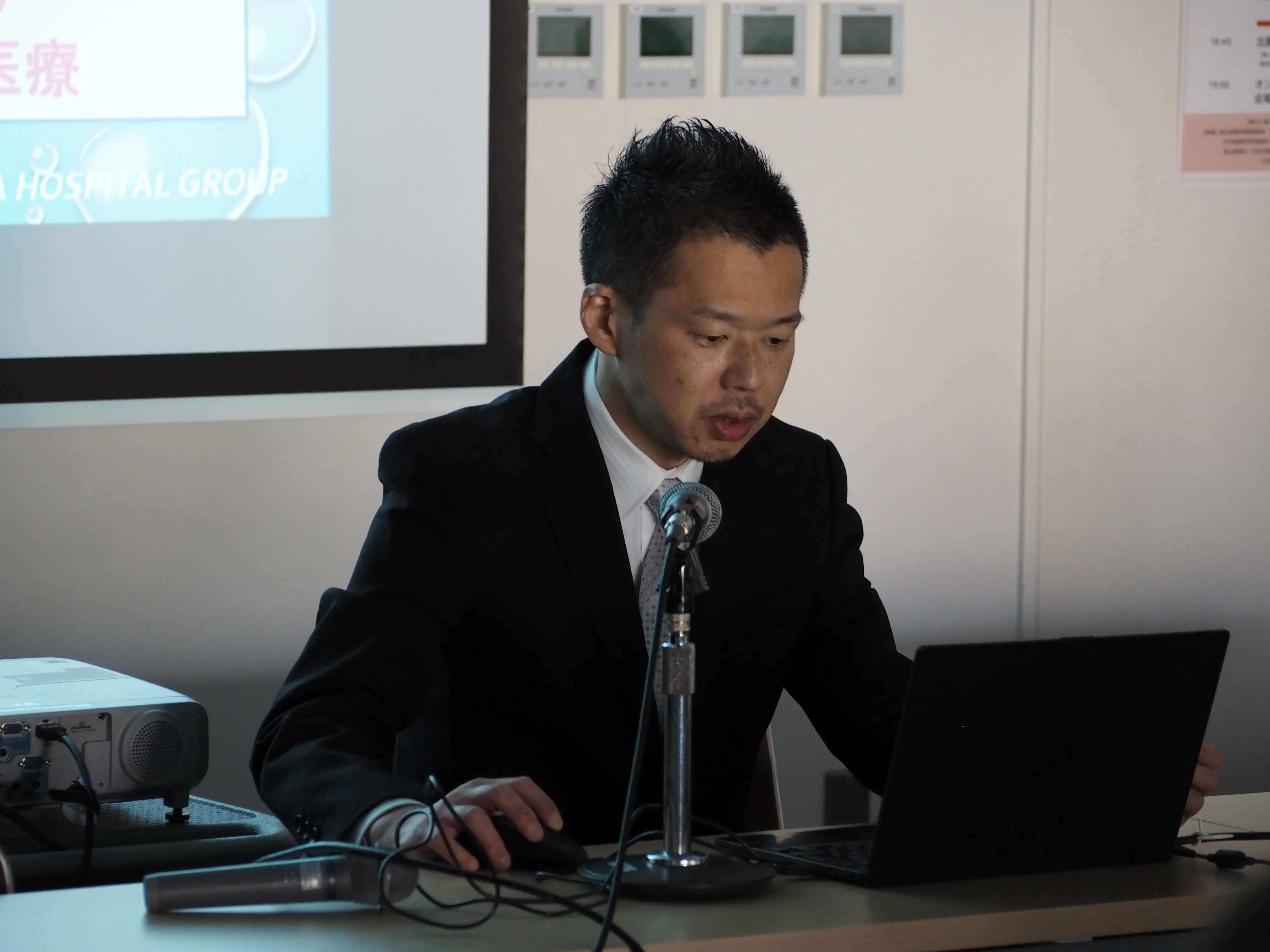 セミナーで講演する医療法人社団尽誠会 野村祐介理事長
