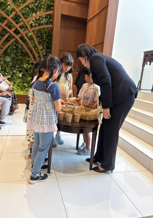 ことね
私は結婚式の仕事が一番楽しかったです。理由はドレスが綺麗だったのとフラワーシャワーの準備が楽しかったからです。結婚式の仕事をまたしてみたいです。私も結婚したら水色のドレス着てみたいな。
