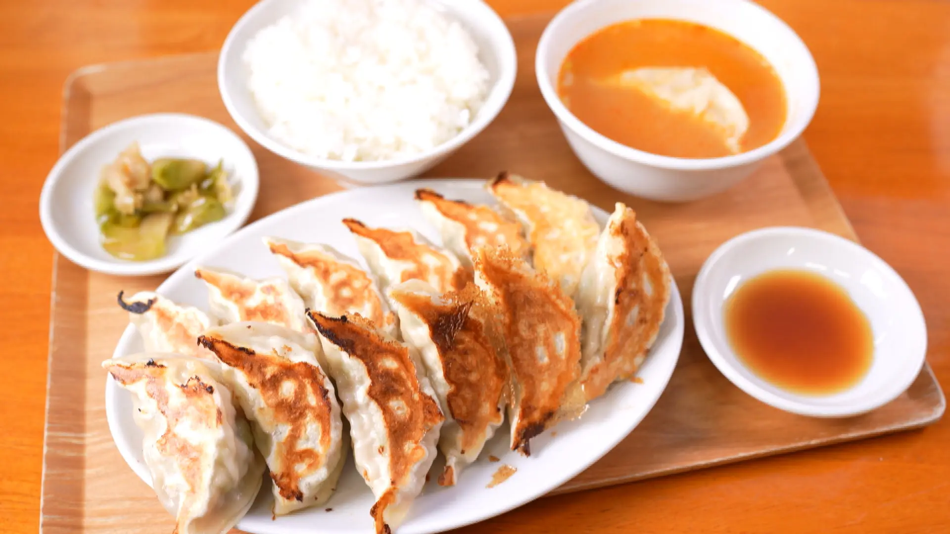 朝の日課はキャベツの食味から。その日の水分量・甘みでカットや調味も変える富山の手作り餃子【ミッちゃん餃子】