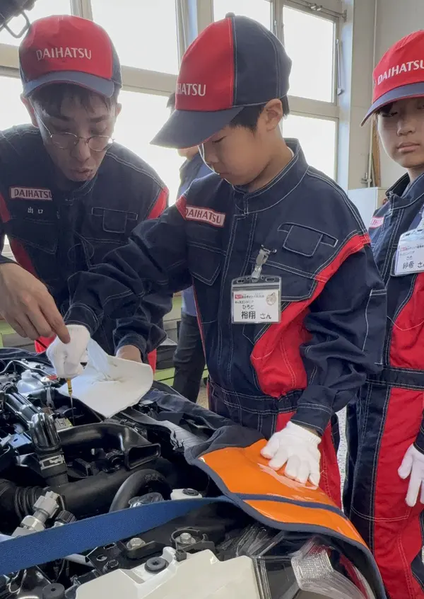 時刻表マニア
車はたくさんの部品からできていて、１つでも足りないと安全に走ることができないことが分かりました。点検や整備の仕事は大変だけど、とても大切な仕事だということが分かりました。お仕事の後に、修了証がもらえて嬉しかったです。ありがとうございました。