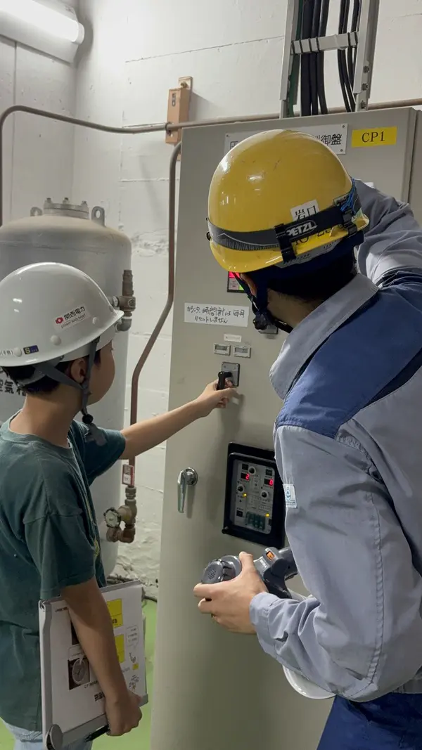時刻表マニア
水の力で発電していることが、自然に優しくていいということが分かりました。発電のために空気圧を測ったり、電圧を測ったりして、少し難しかったけれど、楽しかったです。富山から大阪まで電気を送れるのがすごいなと思いました。