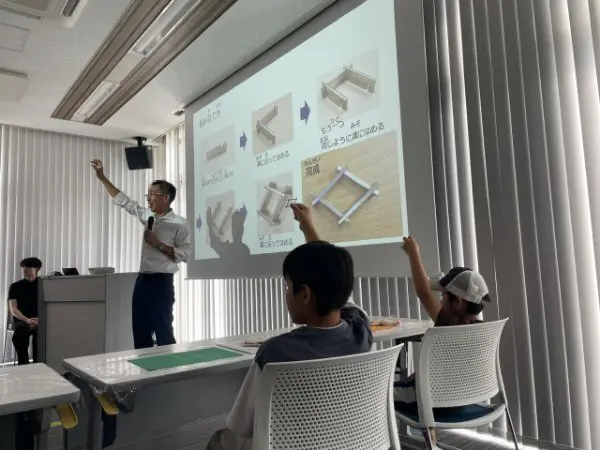 サッカー大好き少年
僕は初めて大学に行きました。先生がとても優しく教えてくれました。
アルミが家や新幹線などのいろいろな物に使われている事がわかりました。
高岡で再生されたアルミでカッコいい組子細工が出来て楽しかったです。
大学の中には最先端の大きな機械がたくさんあって凄かったです。
家でもアルミ缶を分別して捨てたり、アルミのリサイクルに僕も協力していきたいと思いました。