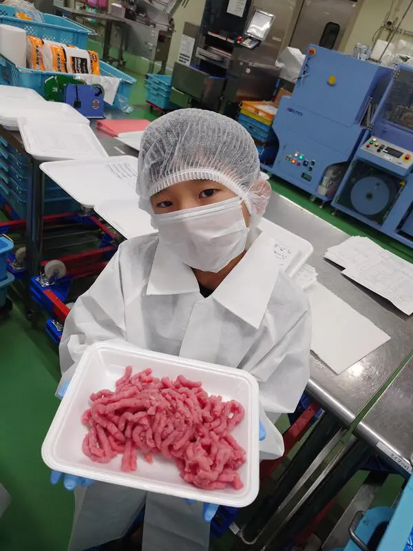 so
決められた重さにお肉をカットするのが楽しかった。ミンチの機械が使うパーツによって粗さが違うのがすごかった。お肉の食べ比べはどれも美味しかったです！
