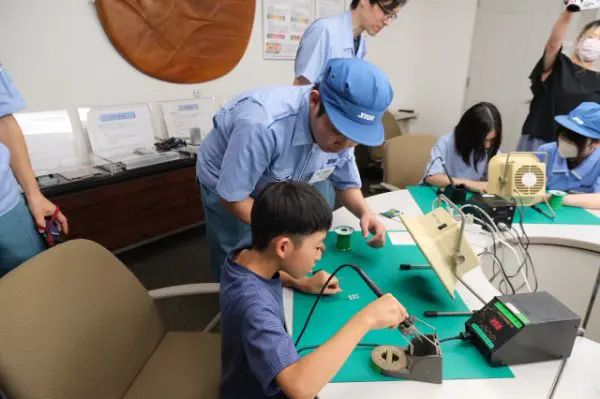 すなお
アザラシのパロを作っている会社だと知ってびっくりしました。電子回路を版画みたいにハンダをのせてオーブンで焼くのがすごかったです。