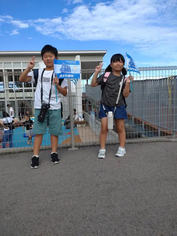 さとさと
おきゃくさんがまいごにならないよう、はたをもってあんないしました。バスの中できんちょうしてうまくはなせなかったけど、ばすのおしごとはたのしかったです。