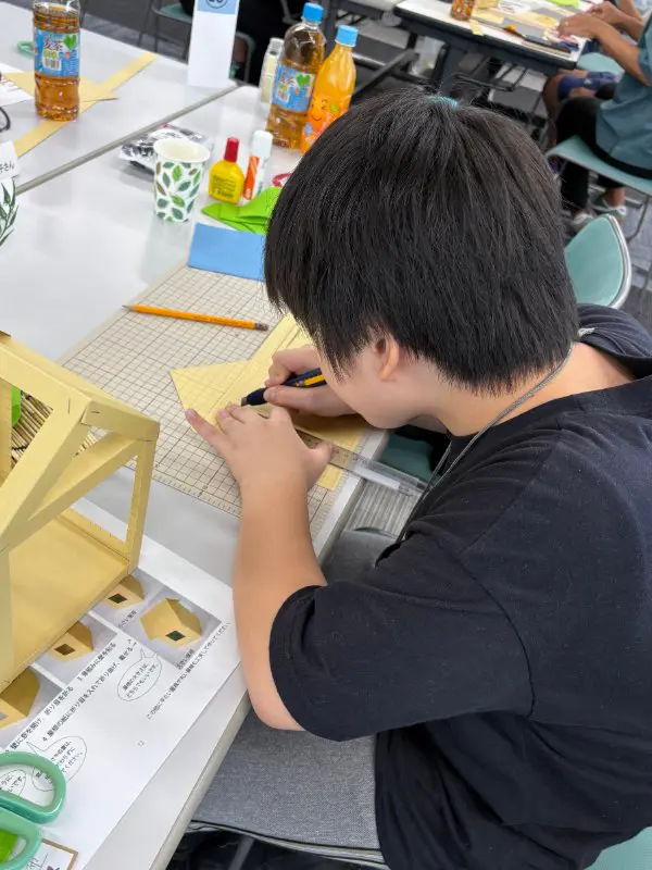 yuki
夏の涼しい家をテーマに、家の模型を作りました。すだれをつけたり、窓の近くにたくさんの植物を置いたり、涼しくなるように工夫をしました。外に池を作ったり、石を置いたりしておしゃれに仕上がりました。
