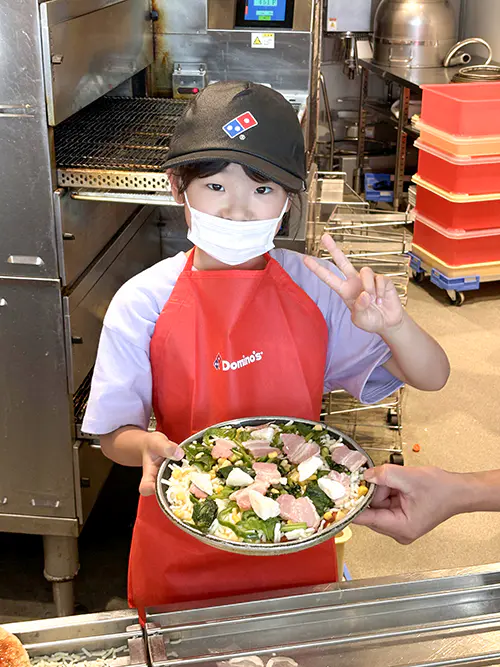 やーちゃん
ピザの生地をのばすやり方と、ピザを箱に入れる作業がむずかしかった。けど、じぶんで作ったオリジナルのピザはとてもおいしかった。