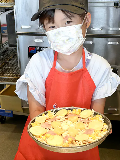 さーちゃん
好きな具材を選んでのせるのが楽しかった。
生地をきれいにのばすのが少し難しかった。
冷蔵庫の中が冷たくてびっくりした。
みんなが自分の作ったピザをおいしいといって食べてくれて嬉しかった！
