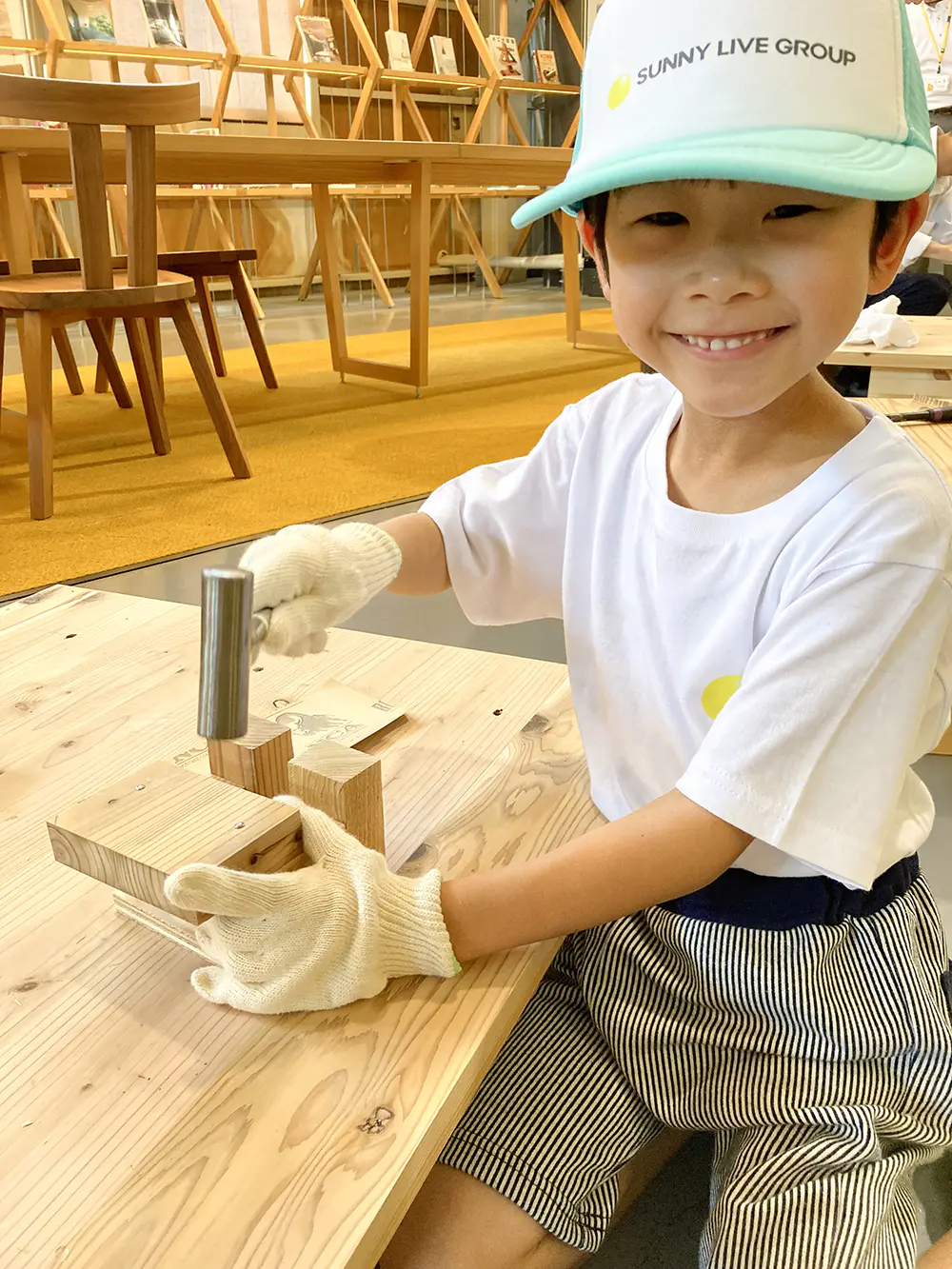 ちもも
工場にロボットがいたりして、見学するのが楽しかったです。スマホスタンド作りで、やすりを丁寧にかけるとスベスベになって良かったです。チーム名がカッコよかったです。