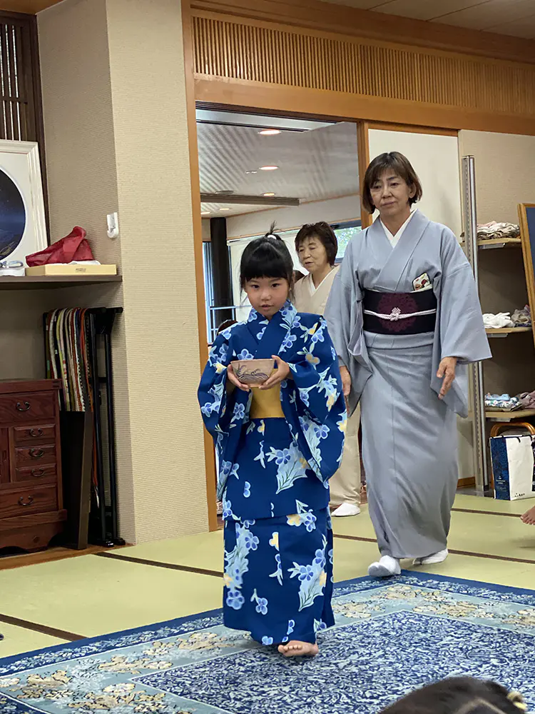 ラムネ
きものをきせるのがむずかしかったけどたのしかったです。