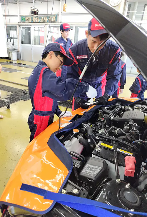 ゆうた
タイヤのナットを簡単に回す機械がすごく便利だなと思った。タイヤの点検は溝まで点検しているのを知らなくて、すごいと思った。
