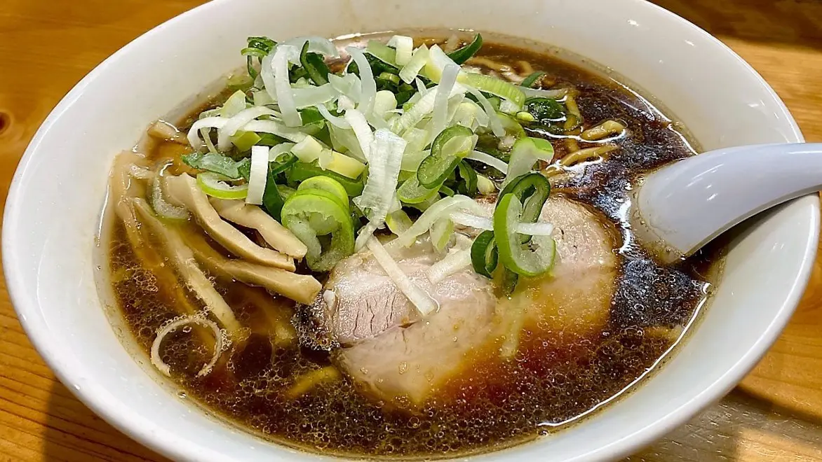 コク旨醤油ラーメンに肉厚チャーシューが名物！富山のラーメン通を魅了