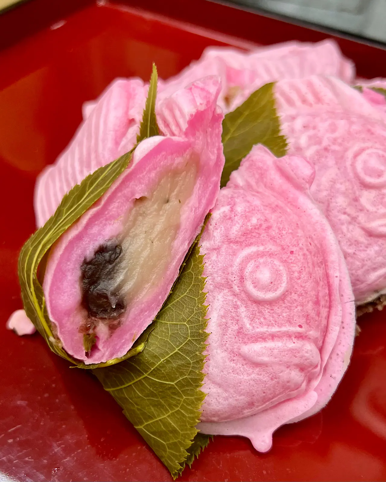 真っ赤…ではなくピンクの鯛!? 期間限定「さくらたいやき」などカラフル