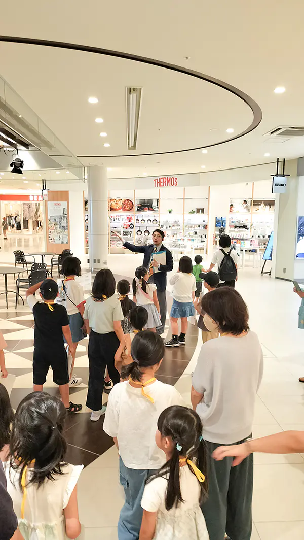 りこぴん
バックヤードを見学したり、館内放送を体験しました！館内放送は緊張したけど、上手に言えて良かったです！