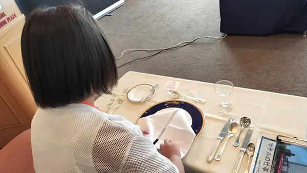 りこぴん
ナフキン折りやワインを入れる体験をしたり、ゲストの人にジュースのオーダーを聞く体験をしました！フォークやナイフ、スプーンの置く位置、どれを使って食べるのかを教えてもらい、それらを使ってロールケーキを食べました！美味しかったです！