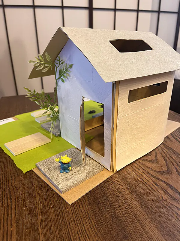 月
作製するのが難しかったけど、涼しい家を作る為に日差しが入る方向や風通しの良い家になるように頑張って作りました！