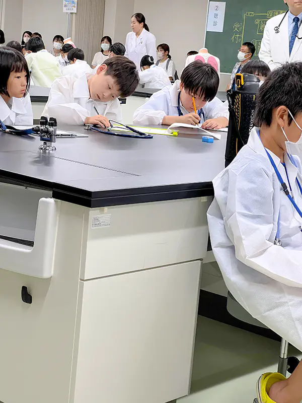 はな
難しい事もたくさんあったけど、患者さんへの質問の仕方などわかって良かった。レントゲンの事が知れてすごい良かったです。また、参加したいです。
