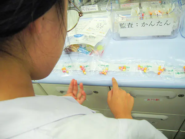 NANA
薬剤師は、お薬を患者さんに渡すだけだと思っていましたが、お薬をまぜたり、詰めたりすることも工夫してしているんだなと思いました。とても楽しいお仕事だったので、来年もまたやりたいです。
