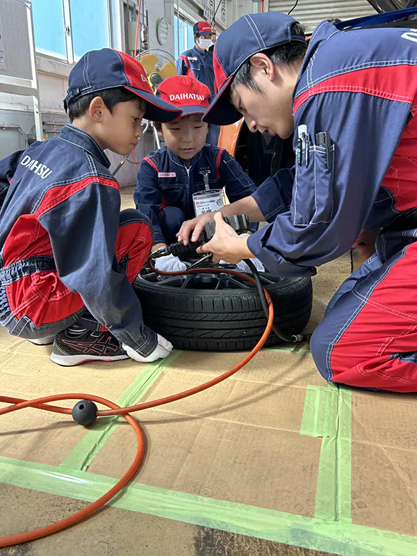 ゆうくん
車の整備は色んなことをしているのがわかりました。1番楽しかったのは、タイヤに空気をいれたことです。家の車の空気も入れてみたいと思いました。