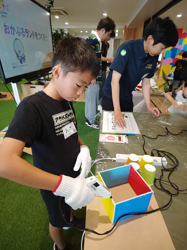 A.Y
たくさんの材料とグルーガンを使って、カラフルな、あみのトランポリンを作りました。自分の作った遊具で遊んでみたいなあと思いました。
