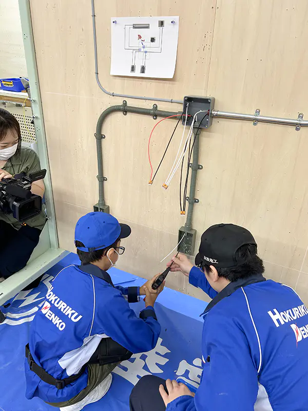 からすのぽっぴー
家の中の配線がどうなっているか普段は見ることができないので、配線の仕組みを知ることができてよかったです。
ドローンは飛ばすのが難しかったけど、とても面白かったです。