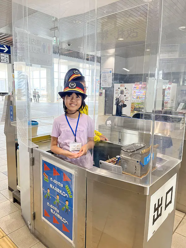 もったん
電車の仕事をやってみて、電車に興味を持ったり、電車の安全のために職員さんたちが頑張っていることを知ることができて、とても楽しかったです。駅の案内放送では、始めはドキドキしたけど、上手にできて褒めてもらったことが嬉しかったです。
