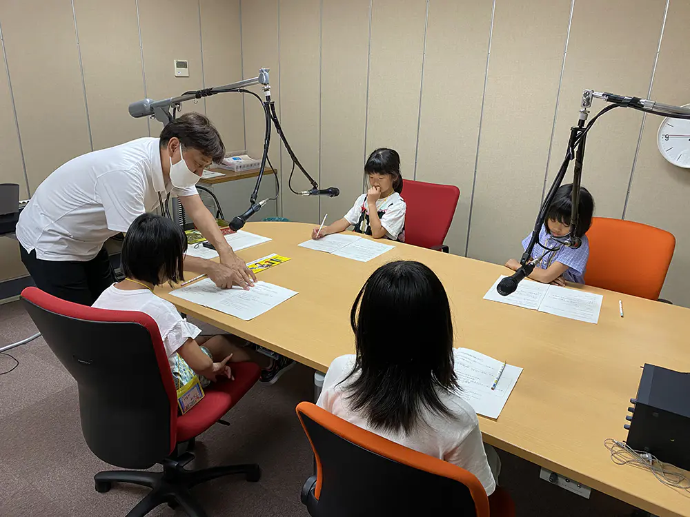 りおまる
ラジオのジングルを録音することが楽しかったです。
ニュースを読むことが初めてで緊張したけどとても楽しかったです。
小学校の放送委員会に入りたくなりました。
