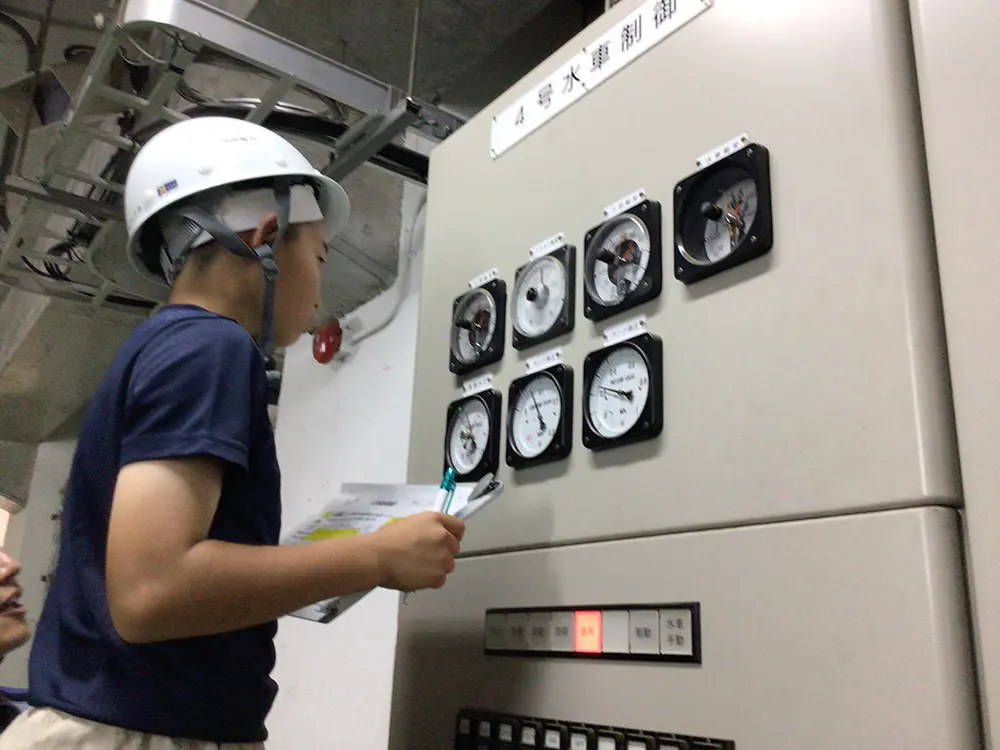 けんと
水車制御メーターの針を読んだ。上部の軸受け、スラストの軸受け、下部の軸受け、水車の軸受けの4つをはかった全て45℃をこえていて高い温度でびっくりした。
