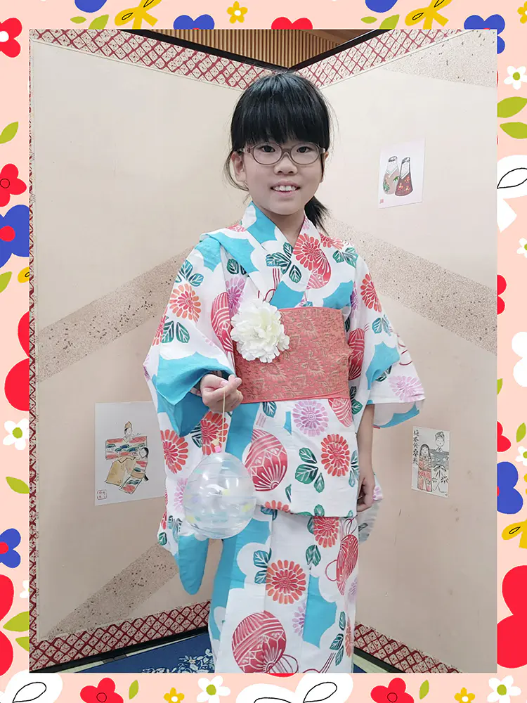 かな
浴衣を友達に着せたり、友達に着せてもらったりしたことで着付けの仕方を覚えられました。今日覚えた着付けの仕方を思い出しながら、今年の花火大会やお祭りには自分の浴衣を着て参加したいと思いました。
