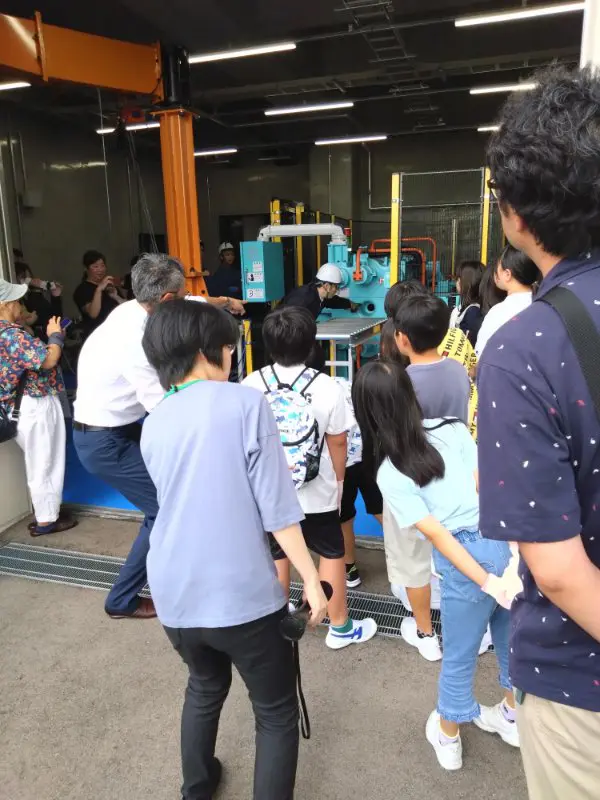 はる
すごい暑い場所で、働いていてすごいと思いました。最新の顕微鏡で原子が見えるのが、おもしろかったです。
新幹線のアルミを再利用しているのが、いいなと思いました。