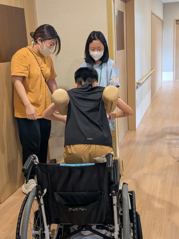みい
大変なお仕事だと思っていたけど、機械がたくさん使われていて凄い考えられているなと感じました。
タブレットとかでも入居者さんを管理していて、介護する人も負担が少なく済むのでいいと思います。