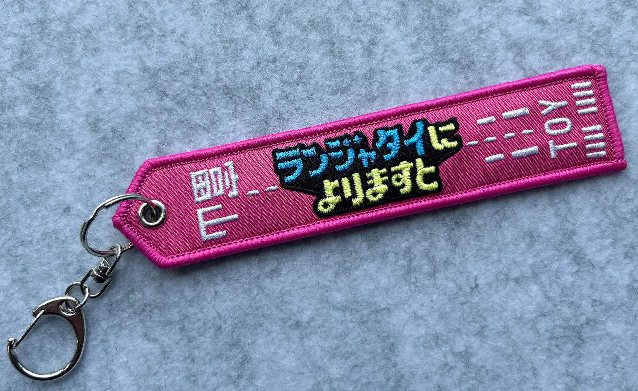 もう片面は 滑走路をイメージ
「富山」の文字と 空港コード「TOY」がポイント
