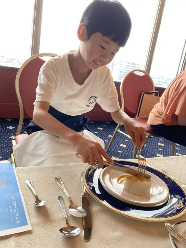 ちもも
知らない食事のマナーを色々学ぶことができて楽しかった。落ちたフォークとかは自分で拾わないと知ってびっくりした。