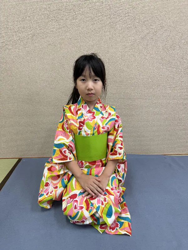 ひな
今日着物をきました。パパやほかの人も「かわいいね」と言ってくれました。うれしかったです。そのあと、お茶会をしました。お茶の抹茶が飲めないのでさゆにしてくれました。うれしかったです。お菓子をたべておいしかったです。他にもいろいろ教えてくれてうれしかったです。
