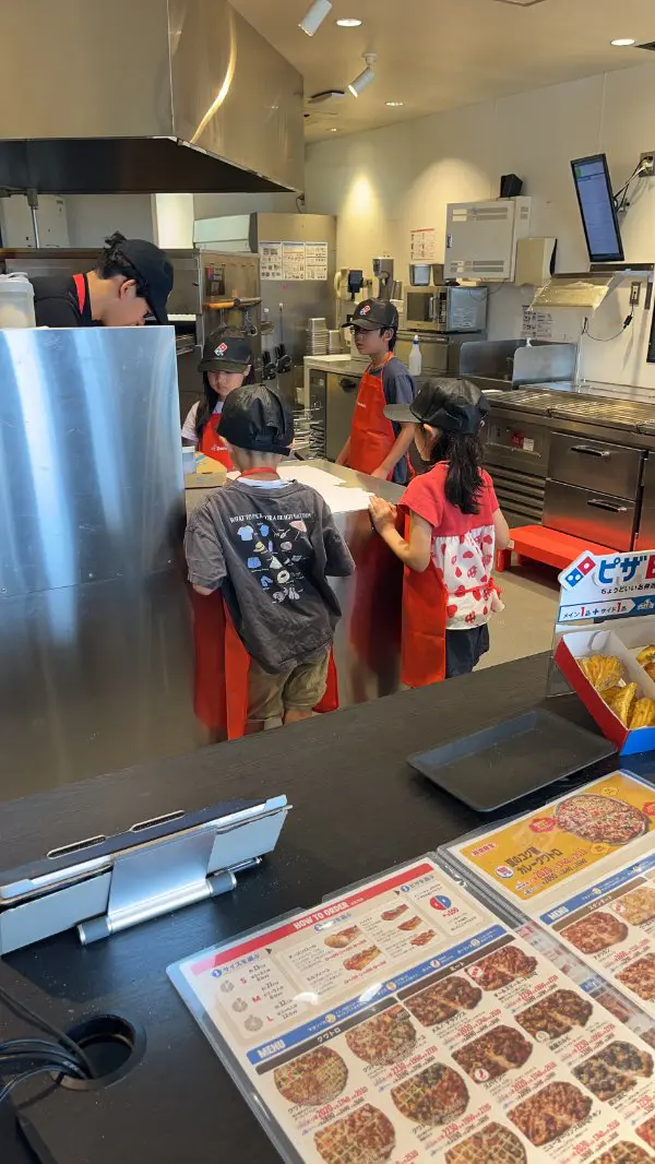 おもっちゃん
トッピングが楽しかった。自分でピザを作ったらいつもら買うピザより美味しく感じた。また体験してみたいと思った。
