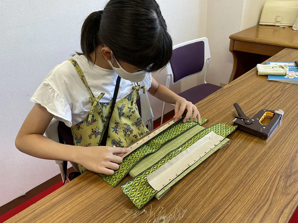 ことり
長方形の畳を作りました。ふちの種類は自分で選べるので、選ぶところからワクワクしました。大きいホッチキスを使って作業するのが楽しかったし、難しかったです。
