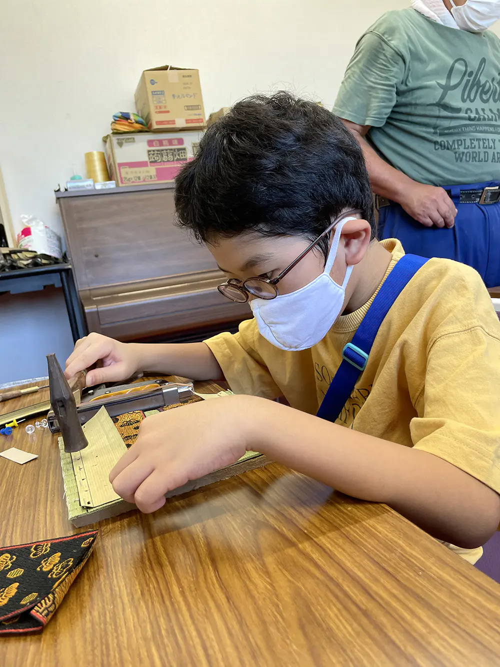 あっき
たたみの仕事で、きかいを、うごかすのがとてもたのしかったです。かざりだたみを作るとき、かなづちで、ほちきすしたところをたたくのがたのしかったです。
