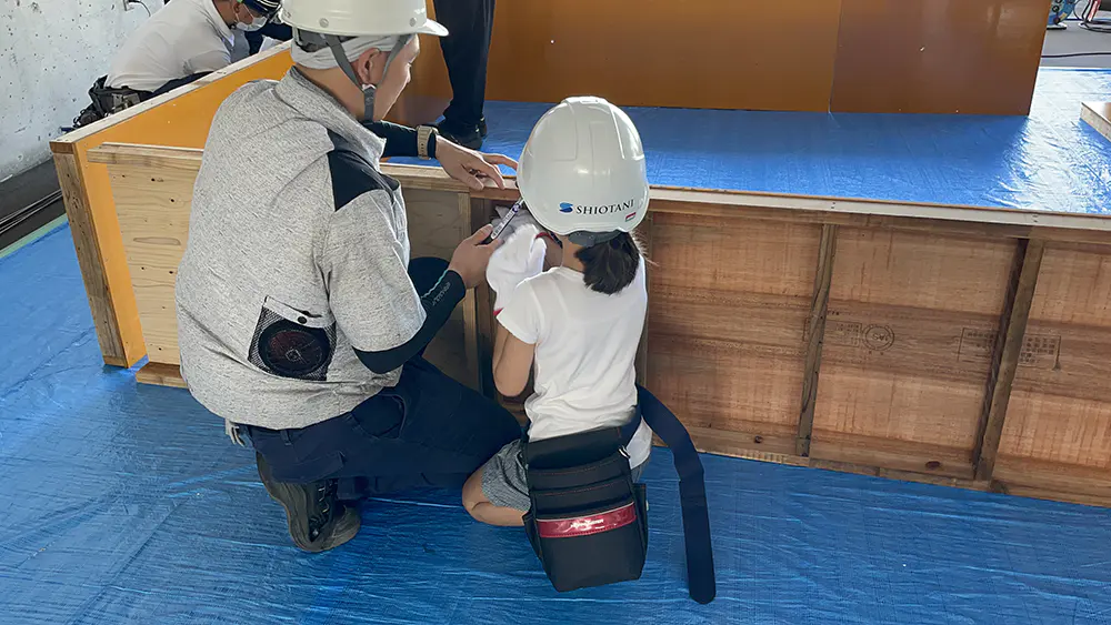 ナッツ
型枠体験の釘打ちはなかなか入らなかったです。高所作業車にのって上まで行った時ちょっと怖かったです。ウォータージェットの機械が重くてペットボトルを倒すのが大変でした。
