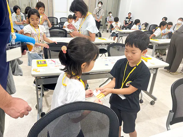 ルカリオ
初めて名刺交換をしたり、館内放送をしたりドキドキしました。ショッピングモールの裏側が見られて楽しかったです。
お給料でチョコレートを買えて嬉しかったです。